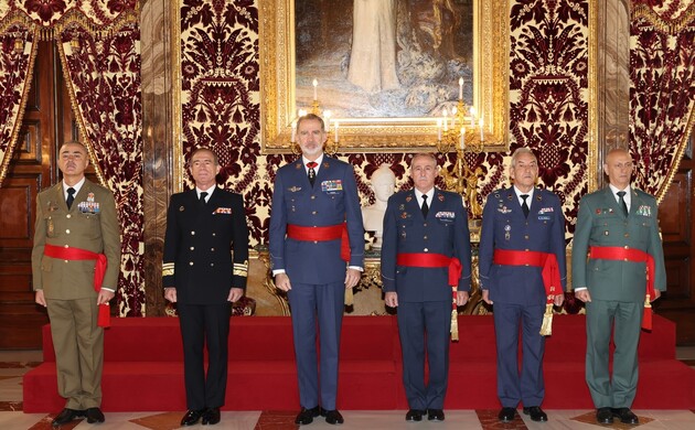 Su Majestad el Rey junto a un grupo de Generales de División y Vicealmirante